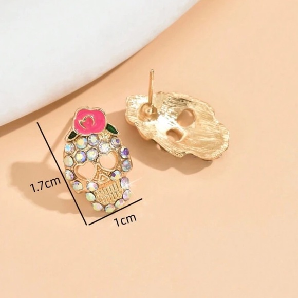 💀 Skull Earrings 💀 - Picture 2 of 6